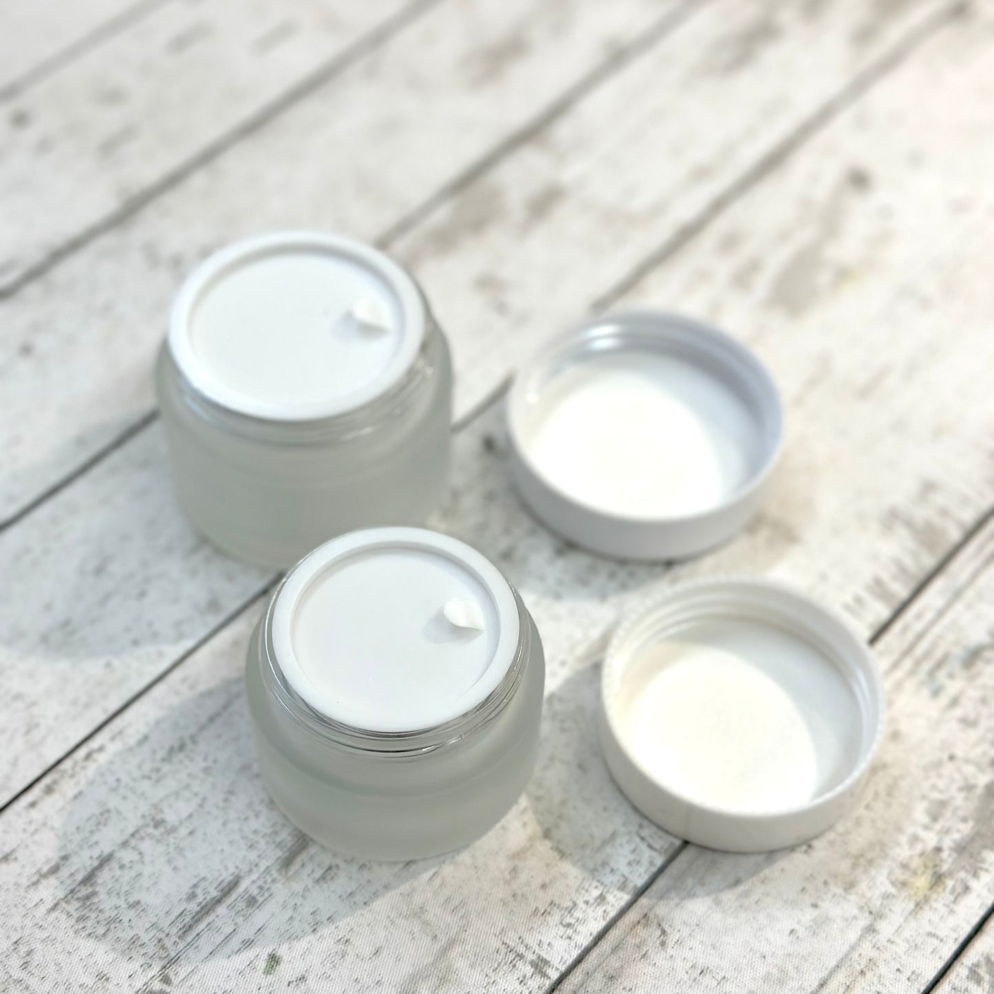30 ml (1 oz) Frosted Glass Salve (white cover)1盎司(30ml)白色蓋磨砂玻璃面霜瓶